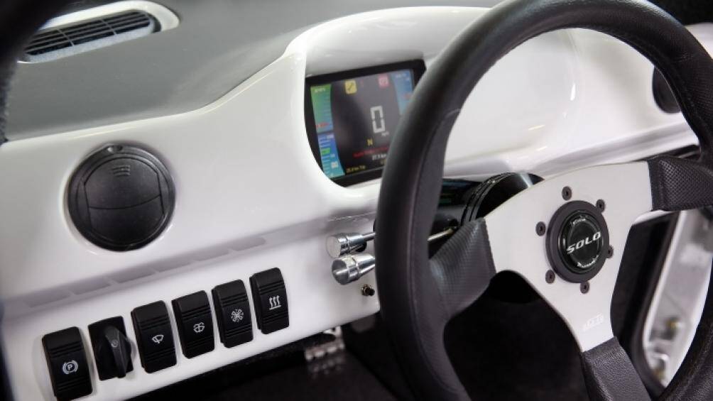 Cự li di chuyển khi sạc đầy pin của xe được ước tính là 161 km và xe cũng trang bị một số tính năng an toàn nhất định tương tự ô tô