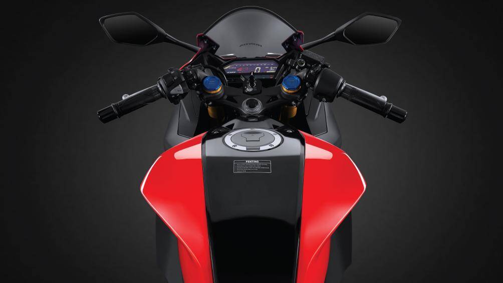 Ốp bình xăng CBR150R thế hệ mới được cắt gọn lại hình thành nên nhiều góc nhọn sắc nét hơn nhưng khi nhìn từ góc độ người lái lại mang đến cảm giác thoáng cùng góc lái rộng hơn.