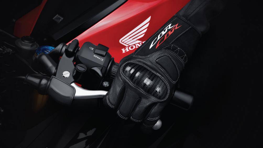 Với bộ ly hợp hỗ trợ và chống trượt hai chiều được trang bị sẽ giúp ngăn cho lốp sau không bị trượt do phanh động cơ gây ra trong quá trình chuyển số mạnh.