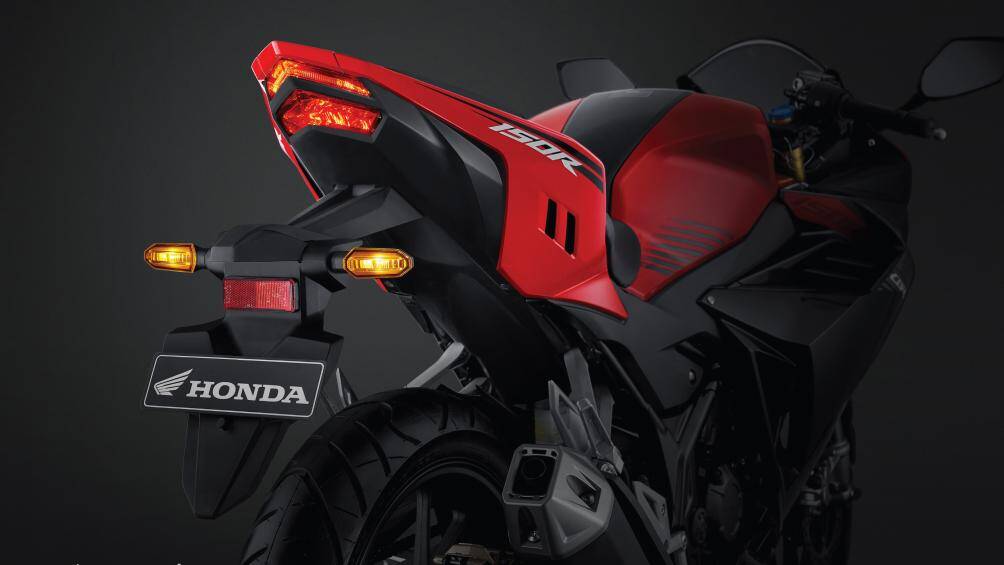 Đèn hậu được chia thành 2 tầng, kết hợp chiếu sáng cùng tín hiệu dừng khẩn cấp ESS.