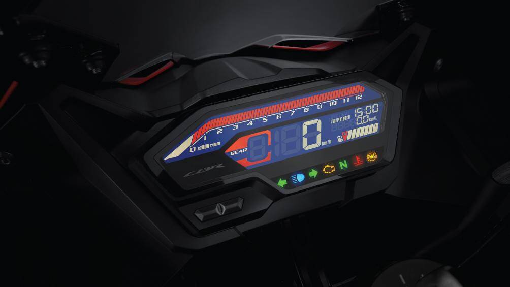 Trên Honda CBR150R 2021, cụm đồng hồ màu kỹ thuật số LCD được bố trí hiển thị các thông số kỹ thuật.