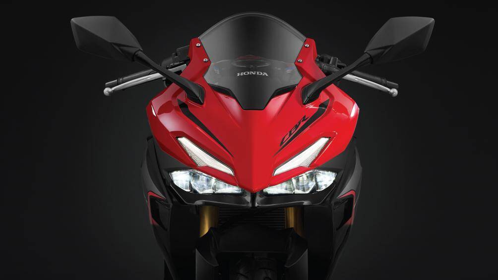 Mặt trước của CBR150R thế hệ mới nổi bật với hệ thống đèn LED được tách thành 2 tầng.