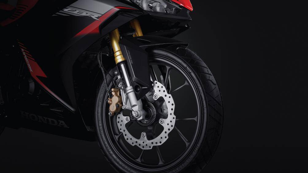 Về trang bị an toàn, Honda CBR150R nổi bật với hệ thống chống bó cứng phanh ABS 2 kênh, mang lại sự yên tâm cho người lái.