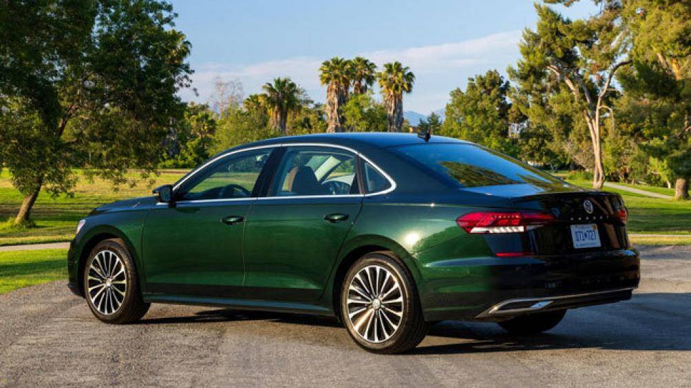 2. Volkswagen Passat 2022 (giá khởi điểm: 28.290 USD)