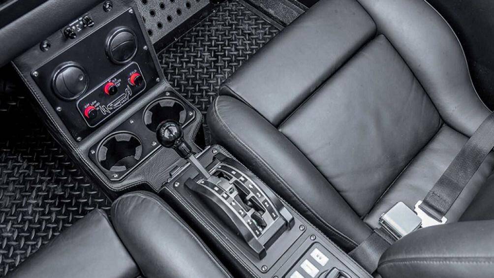 Bảng điều khiển của Ripsaw EV4-F4 đơn giản đúng phong cách xe quân sự với vô-lăng chữ U, nhiều nút bấm chức năng và 2 màn hình cảm ứng 12 inch