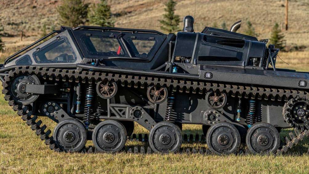 Thay vào đó, chiếc Ripsaw EV3-F4 hàng hiếm này có được những trang bị phục vụ cho việc đi offroad hạng nặng như vượt đầm lầy, đi đường tuyết...