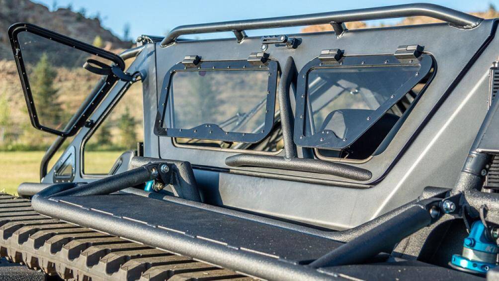 Phục vụ cho việc đi địa hình có hệ thống tời kéo bố trí phía sau và móc cứu hộ ở đầu xe, đi cùng đó hàng loạt chi tiết đèn LED trợ sáng xung quanh