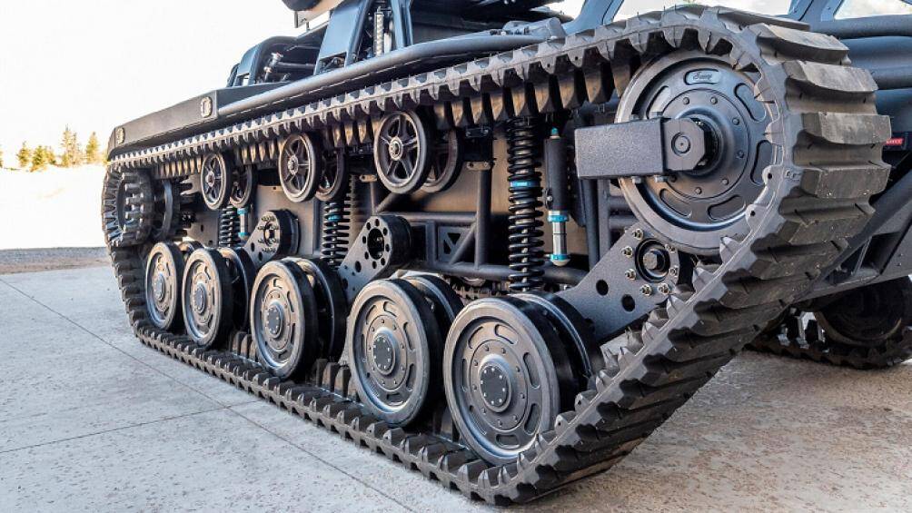 Xe đang được rao bán có ngoại hình hầm hố với tông màu đen chủ đạo của lớp thân vỏ kim loại, hệ thống bánh xích...