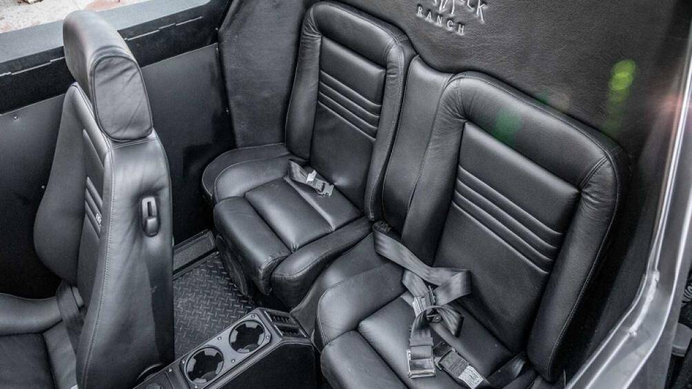 Bên trong, Ripsaw EV4-F4 có 4 chỗ ngồi với ghế ngồi bọc da màu đen, hàng ghế trước được tích hợp thông gió, sưởi