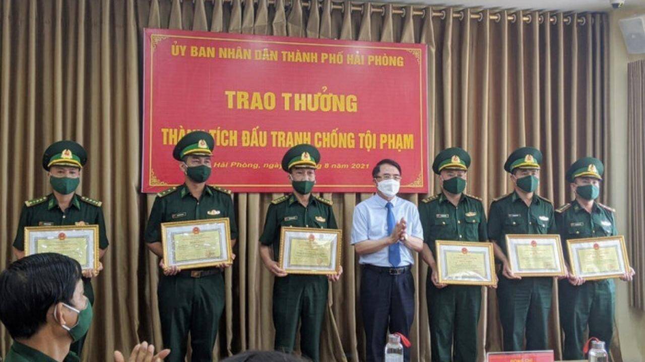 Thưởng 100 triệu cho đơn vị phá vụ buôn lậu kim cương trị giá 15 tỷ