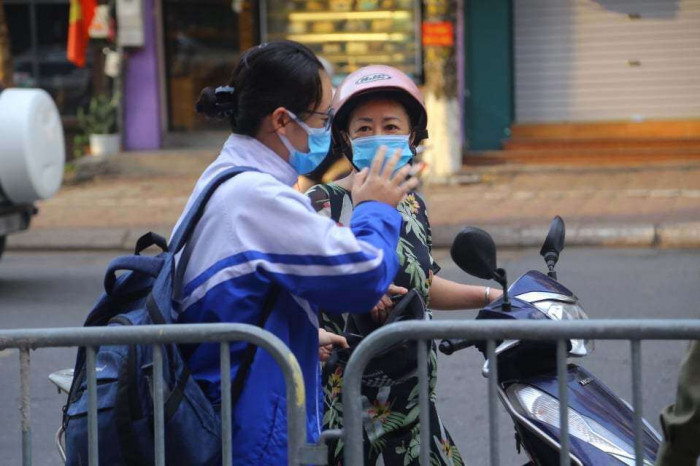 Sáng nay, Thí sinh chào mẹ trước khi vào phòng thi