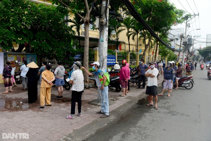 Người dân TP.HCM xếp hàng vào siêu thị mua lương thực thực phẩm ngày 19/7/2021 trong thời gian giãn cách xã hội