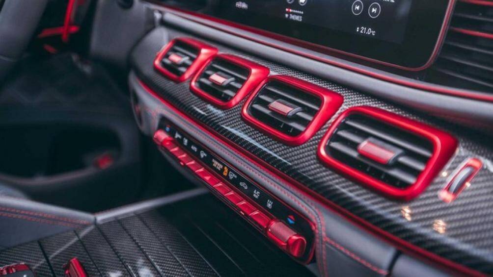 Ngoài ra, hệ thống truyền lực còn được sửa đổi với mốt số chi tiết như tăng áp có bộ nén lớn hơn