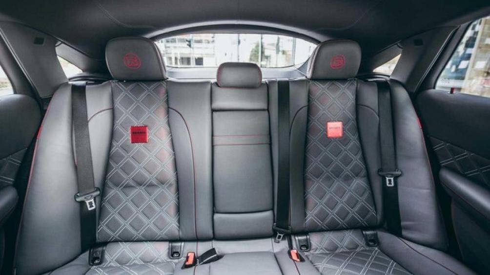 Để tăng sức mạnh cho xe, Brabus cũng tăng dung tích động cơ từ 3.982 cc lên 4.407 cc nhờ vào việc mở rộng đường kính lòng piston