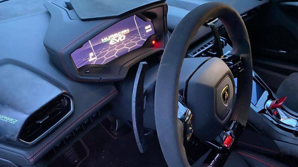 Màn hình giải trí trong khoang lái của siêu xe Lamborghini Huracan EVO đầu tiên về Việt Nam có kích thước lên đến 8,4 inch