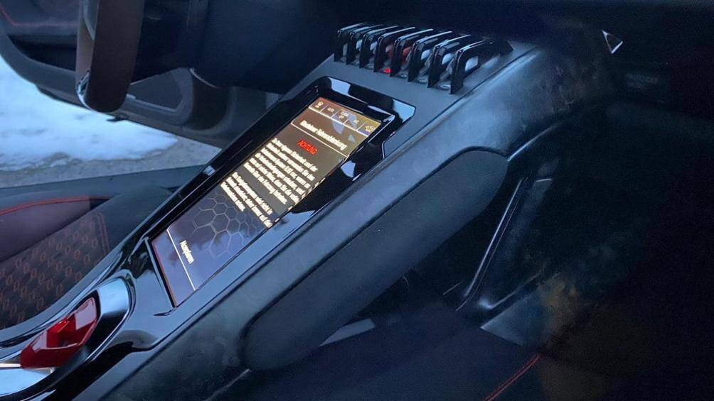 Chưa hết, dòng xe Lamborghini Huracan EVO còn có bảng đồng hồ hoàn toàn mới