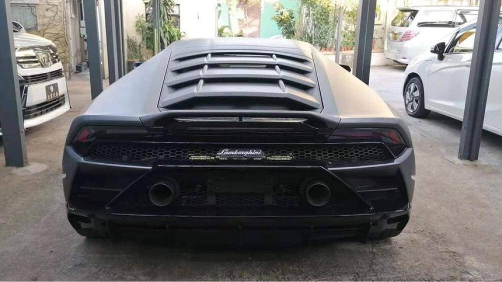Chiếc xe Lamborghini Huracan EVO này có ngoại thất sơn màu xám nhám cùng với đó là nội thất bọc da Alcantara cùng sọc đỏ nổi bật