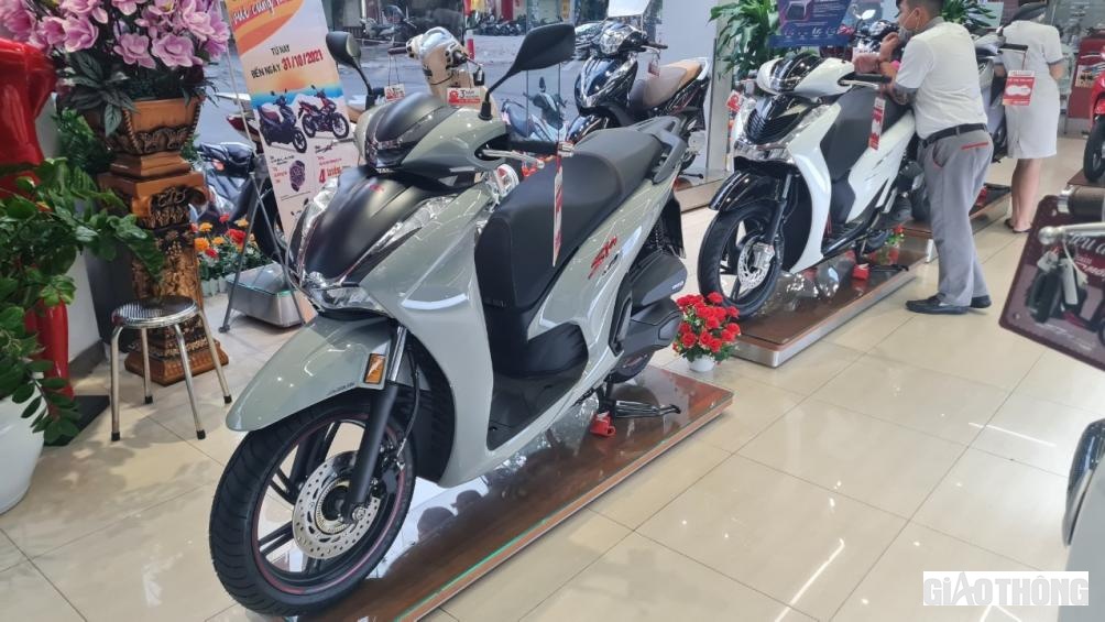 Về thiết kế, Honda SH 350i có ngoại hình với nhiều điểm tương đồng với SH 125i hay SH 150i. SH350i có mặt trước ấn tượng với chi tiết mạ crom cao cấp