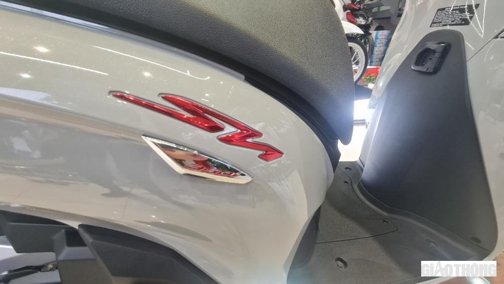 Honda SH 350i ở đại lý đang có giá bán 165 triệu đồng, tăng mạnh 5 triệu so với thời điểm mới mở bán tuần trước