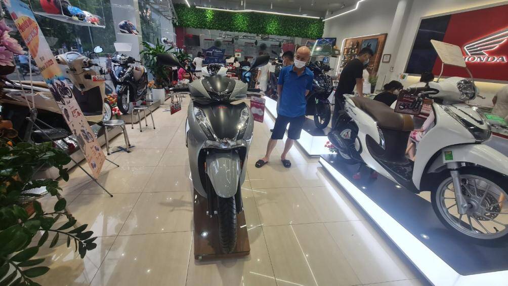 Sau tuần đầu tiên mở bán chính thức từ ngày 22/9, mẫu xe máy Honda SH 350i đã thu hút sự quan tâm của khách hàng