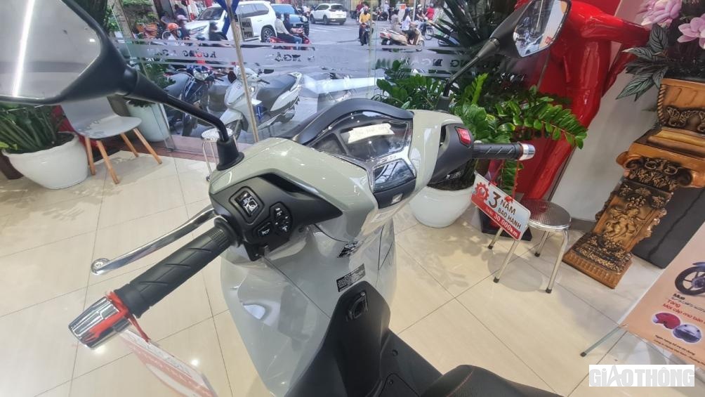 Đây là chiếc Honda SH 350i duy nhất tại đại lý Honda Kường Ngân (50A Trần Nhân Tông, Hà Nội). Tuy được trưng bày nhưng nhân viên bán hàng cho biết đã có khách hàng đặt cọc