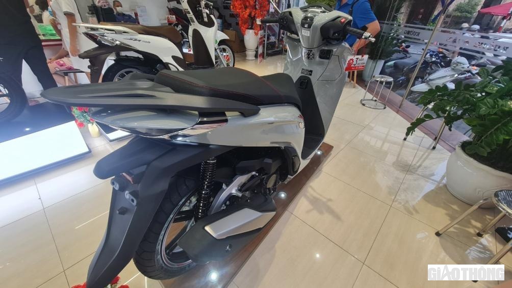 Phía sau xe là cụm đèn hậu LED trang trí với đường mạ crom đẹp mắt, tay dắt sau được thiết kế có trọng lượng nhẹ góp phần làm giảm tổng trọng lượng xe