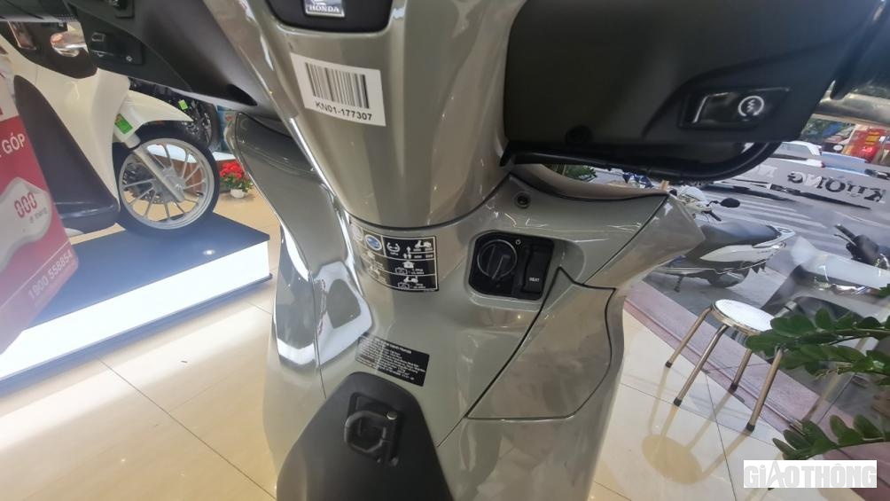 Honda SH350i được trang bị hệ thống khóa thông minh SMART Key với chức năng cảnh báo an toàn dành cho khách hàng