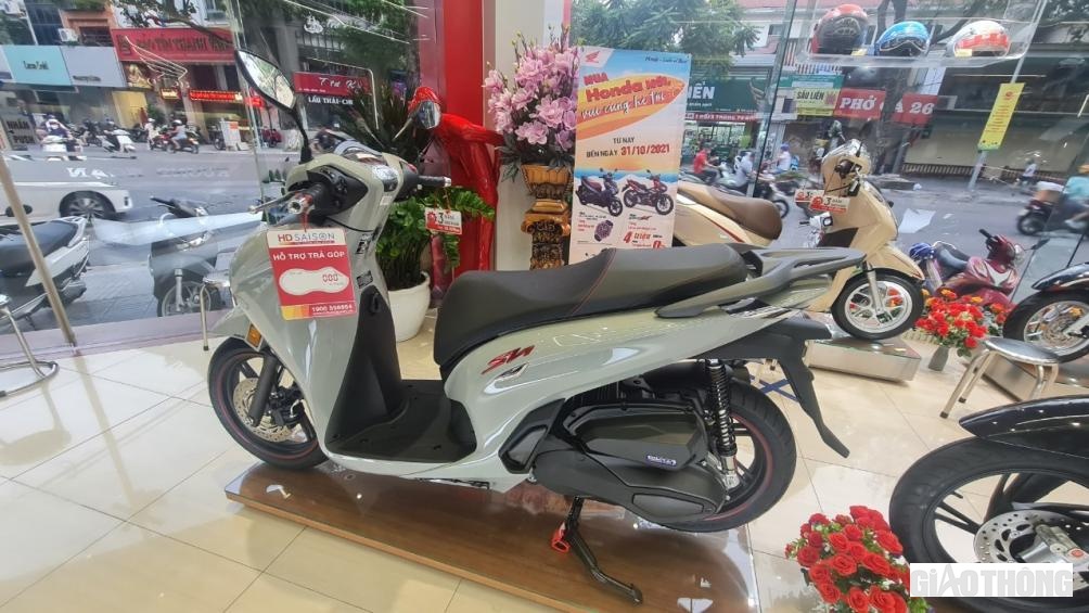 Nhân viên bán hàng tại đại lý cho biết: "Kể từ khi mẫu xe này mở bán vào tuần trước, cứ có xe nào mới về đều được mua và đặt cọc ngay trong ngày"