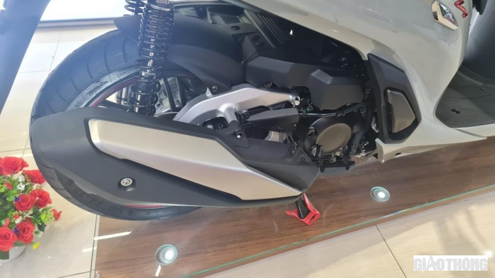 Honda SH 350i được trang bị bộ vành 16 inch với thông số lốp trước sau lần lượt là 110/70-16 và 130/70R16