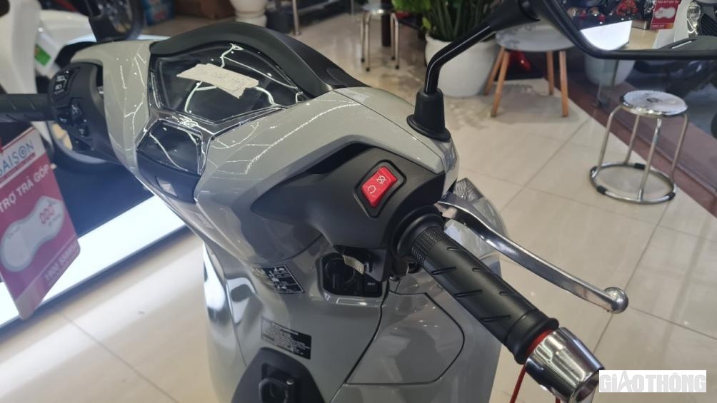 Xe được trang bị cụm đồng hồ LCD mới có những chi tiết ốp kim loại mạ crom hình chữ H và có khả năng kết nối Bluetooth với điện thoại thông minh