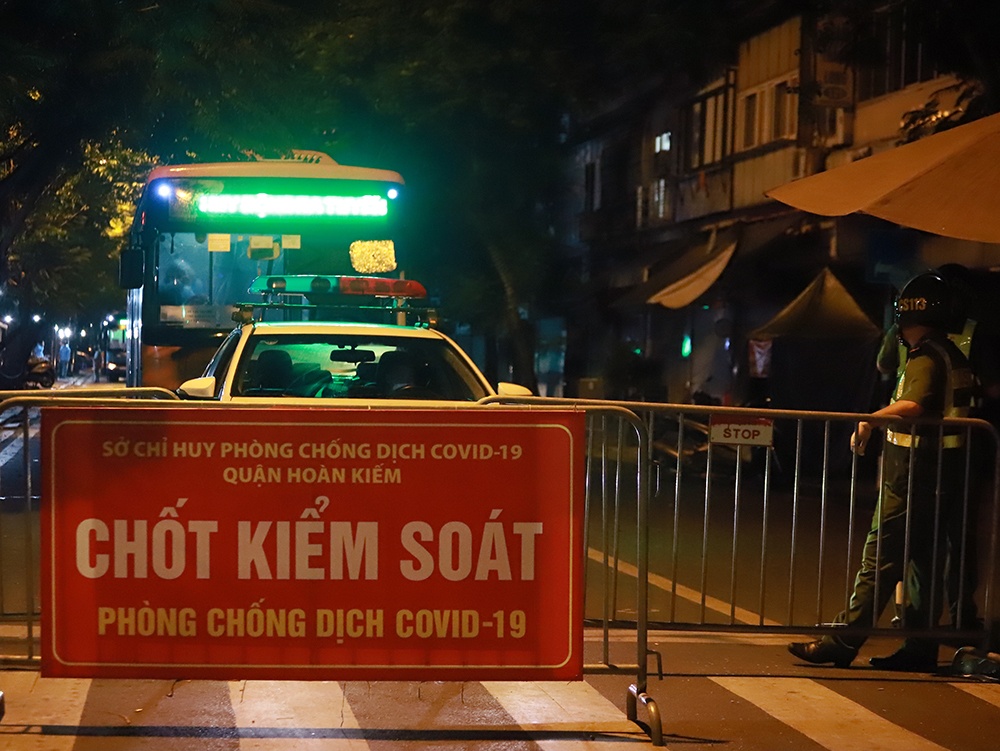 Theo Giám đốc Sở Y tế Hà Nội Trần Thị Nhị Hà, Sở đã chỉ đạo CDC Hà Nội xét nghiệm “thần tốc”, đồng thời, đề xuất Ban Chỉ đạo phòng, chống dịch TP và Bộ Y tế lên phương án giãn cách toàn bộ hơn 1.100 người nhà bệnh nhân tại Bệnh viện Việt Đức đi cách ly tập trung.