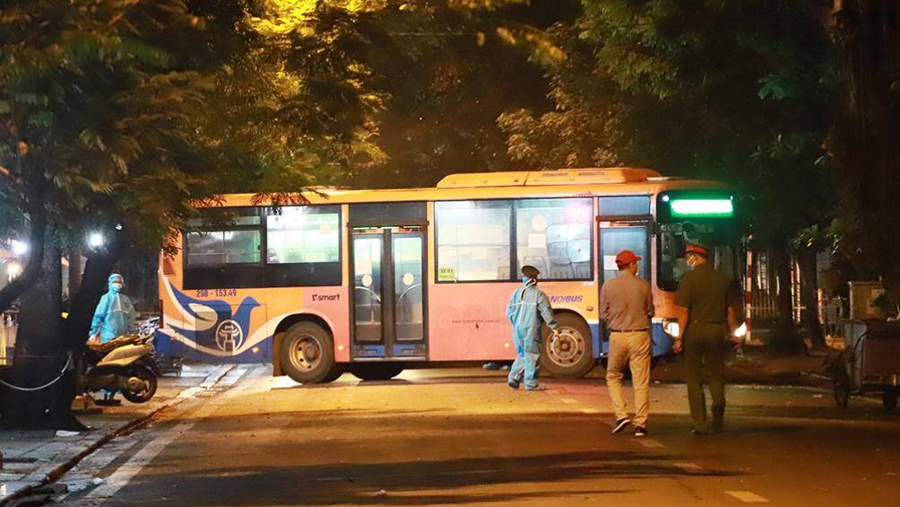 Đến 0h10 ngày 3/10, các chuyến xe bắt đầu di chuyển từ bệnh viện đến khu cách ly tập trung.