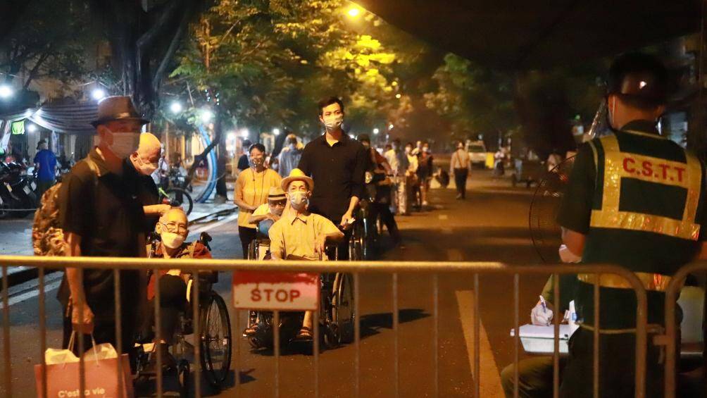 Khoảng 21h30 ngày 2/10, Sở Y tế Hà Nội đưa các trường hợp F1 liên quan đến ca mắc Covid-19 ở Bệnh viện Hữu nghị Việt Đức đi cách ly tập trung tại trường Đại học Sư phạm thể dục Thể thao huyện Chương Mỹ.