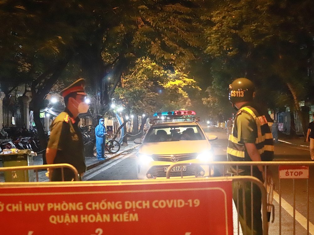 Trước khi rời khỏi bệnh viện, những người này đều phải khai báo lại thông tin cá nhân, giấy xét nghiệm âm tính cho chốt kiểm soát.