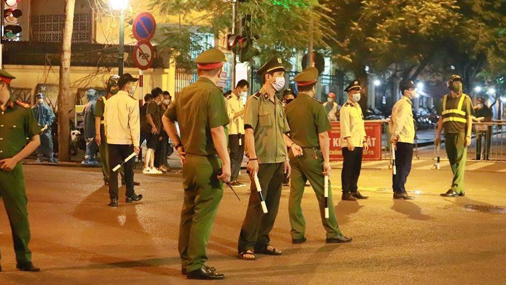 Để đảm bảo an ninh trật tự và không ảnh hưởng đến công tác đưa đón người dân đi cách ly tập trung, Công an quận Hoàn Kiếm đã tăng cường lực lượng, phong toả tạm thời những trục đường chính dẫn vào bệnh viện.