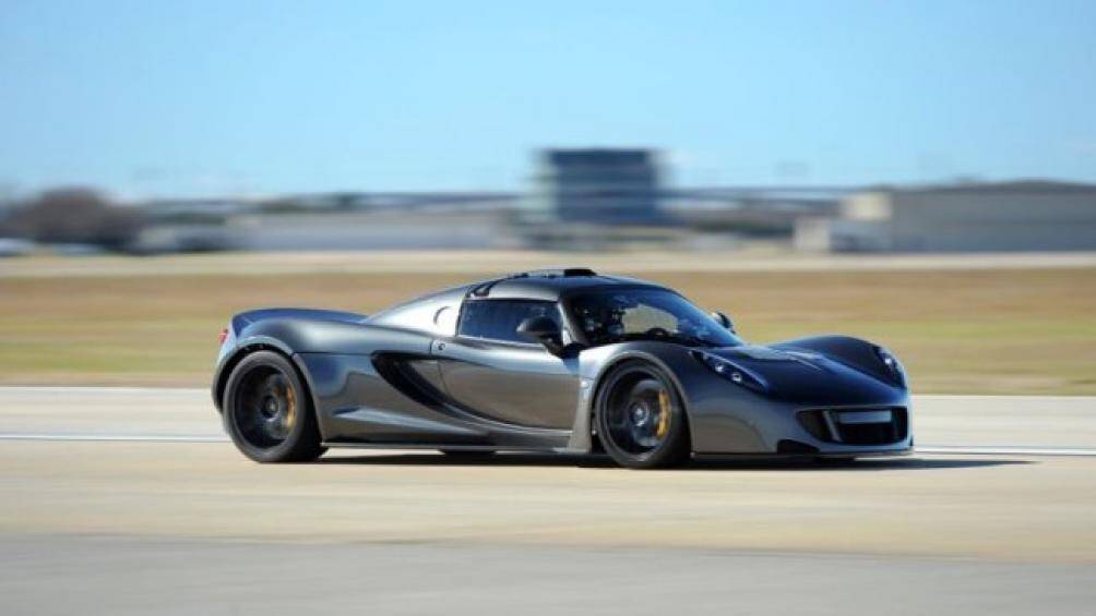 Hennessey Venom GT: Mẫu xe này có thể đạt tốc độ lên tới 434 km/giờ, khiến nó trở thành một trong những siêu xe nhanh nhất hành tinh