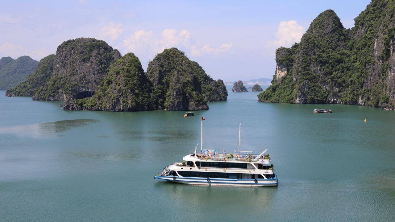 Thực hiện chủ trương của tỉnh Quảng Ninh Trong Quý IV năm 2021, xác định mở cửa lại du lịch trong trạng thái bình thường mới, Hiệp hội du lịch tỉnh Quảng Ninh sẽ tiếp tục thực hiện những nhiệm vụ đã đặt ra, củng cố hoạt động các chi hội và kết nạp hội viên mới. Ảnh: Một chiếc tàu trên hành trình chở du khách thăm quan vịnh Hạ Long.