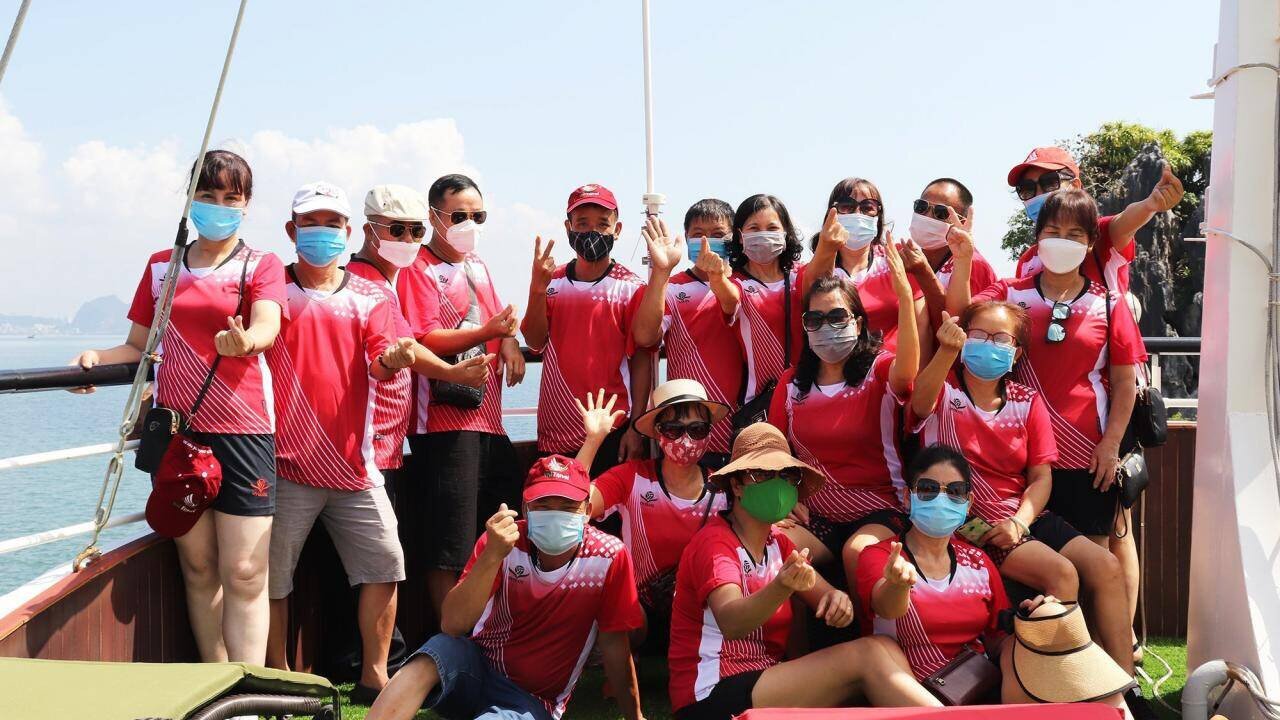 Sau thời gian dài phải dừng nhiều hoạt động để phòng chống dịch Covid-19, Quảng Ninh đã mở cửa trở lại du lịch nội tỉnh, đặt mục tiêu quý IV/2021 đón được 1,9 - 2,0 triệu lượt khách du lịch, tổng thu đạt 4.000 - 4.500 tỷ đồng. Ảnh: Một đoàn du khách trên tàu thăm vịnh Hạ Long.