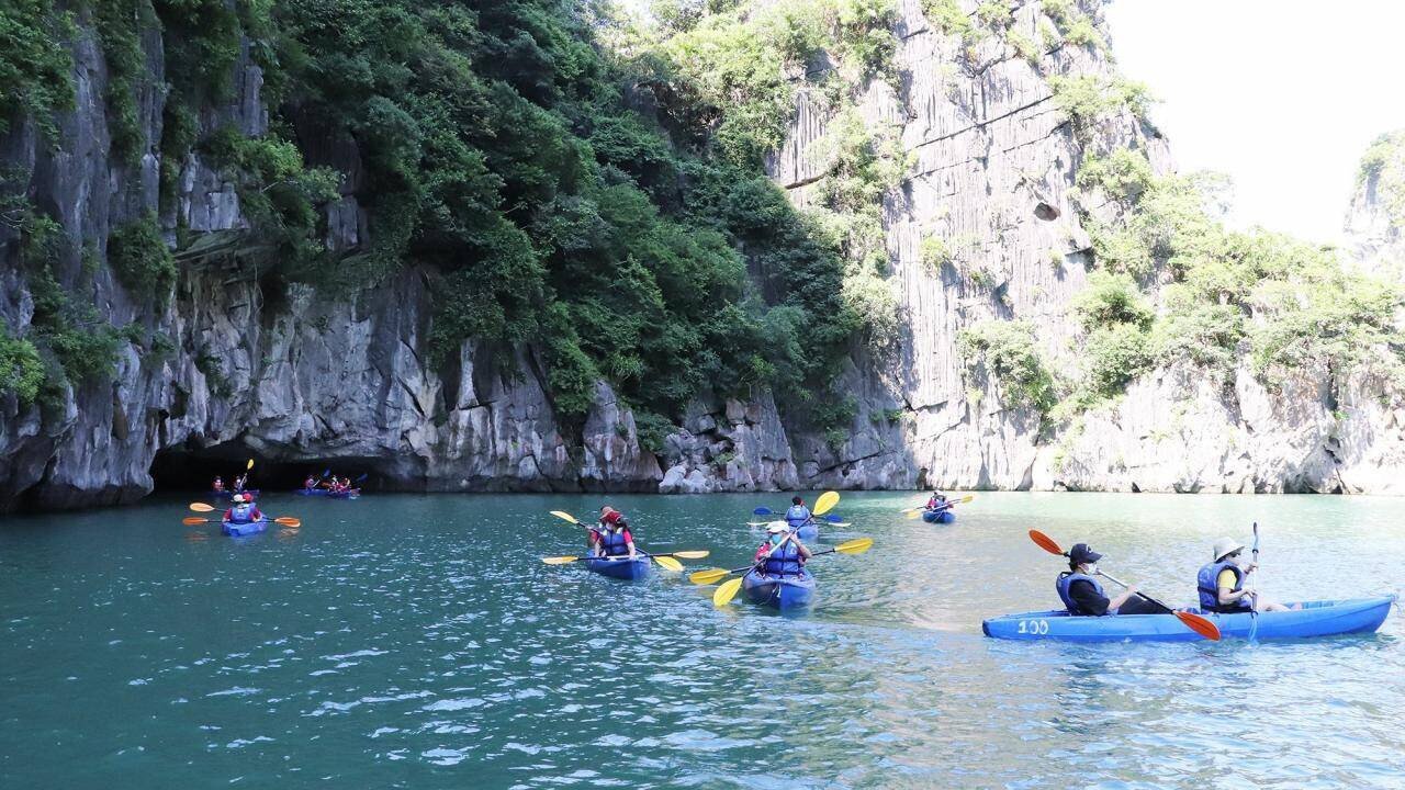 Chèo thuyền trải nghiệm chèo thuyền Kayak - một trong môn thu hút nhiều khách du lịch tới các bãi biển Quảng Ninh.