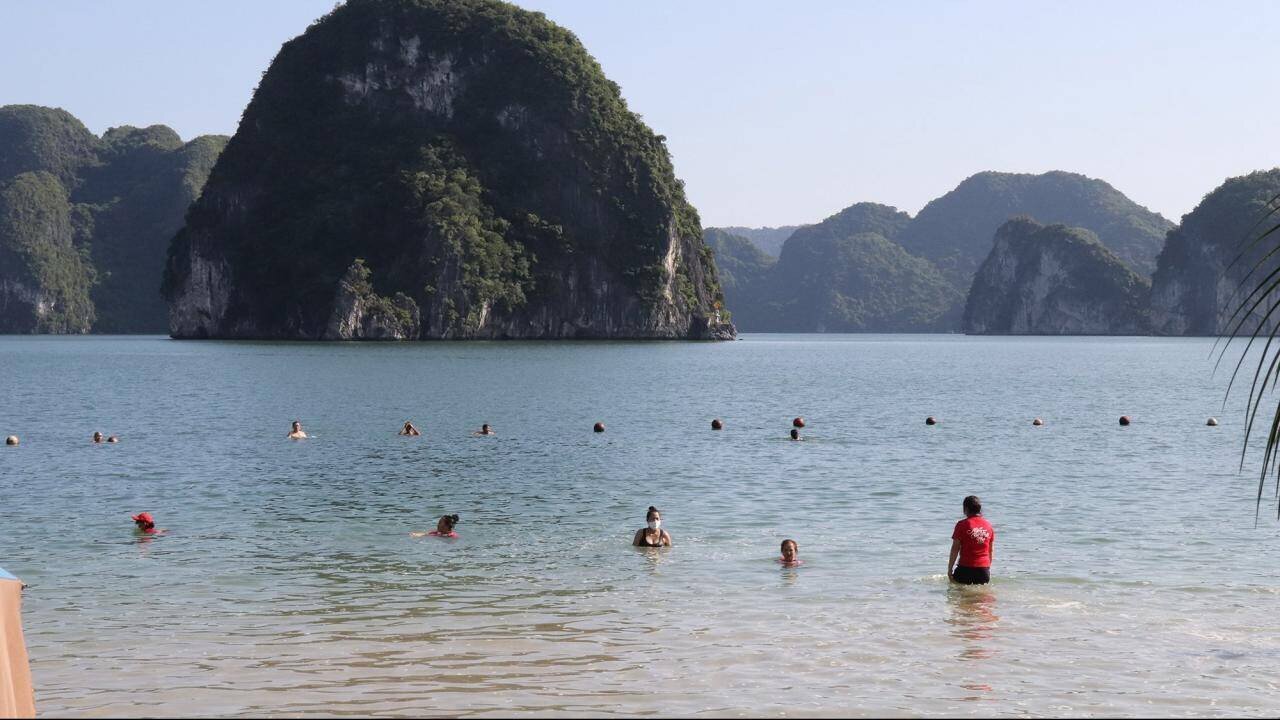 Tại cuộc họp để nghe báo cáo về việc xây dựng quy trình đón khách du lịch, quy định ứng xử của du khách và các thị trường để đạt 2 triệu lượt khách trong quý IV/2021 được tổ chức sáng ngày 4/10, ông Nguyễn Tường Văn, Chủ tịch UBND tỉnh Quảng Ninh, nhấn mạnh: Trong tháng 10/2021 sẽ tập trung đón khách nội tỉnh; tháng 11/2021 sẽ đón khách ngoại tỉnh; trên cơ sở đó điều chỉnh việc đón khách cho phù hợp, đảm bảo các biện pháp phòng, chống dịch bệnh theo đúng quy định.