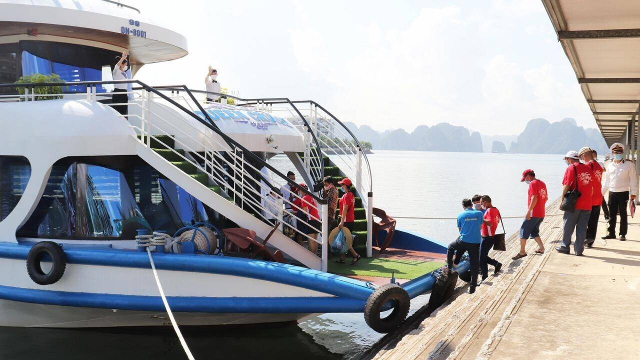 Sau hơn 10 ngày Quảng Ninh cho phép hoạt động du lịch nội tỉnh, khách tham quan bắt đầu tới với các điểm du lịch của địa phương. Ảnh: Du khách lên tàu thăm quan vịnh Hạ Long.