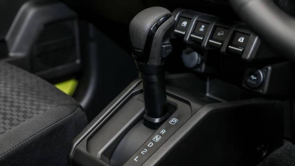 Cuối cùng là những trang bị an toàn khá cơ bản như 2 túi khí, hệ thống chống bó cứng phanh ABS, hỗ trợ lực phanh khẩn cấp, cân bằng điện tử