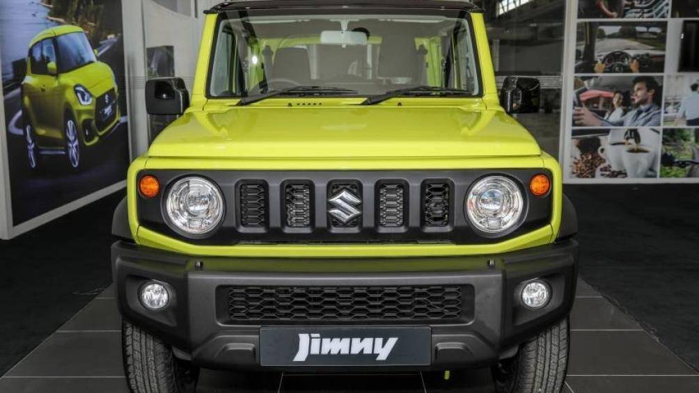 Phần đầu xe, Suzuki Jimny 2021 được trang bị lưới tản nhiệt màu đen, đèn pha LED và đèn sương mù dạng tròn khá cổ điển