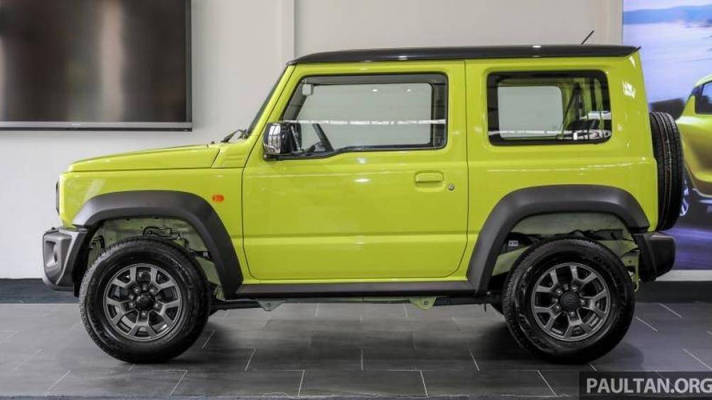 Suzuki Jimny 2021 được phát triển dựa trên khung gầm hình thang, chiếc xe còn mang trên mình thiết kế hao hao Mercedes-Benz G-Class