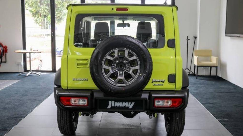Suzuki Jimny thế hệ thứ tư ở Malaysia được nhập khẩu nguyên chiếc từ Nhật Bản và có giá khởi điểm từ 168.900 RM (913 triệu đồng)