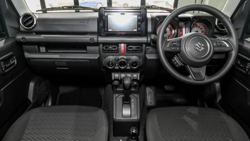 Bên trong Suzuki Jimny 2021 ở Malaysia cũng có vô lăng 3 chấu bọc da, tích hợp phím chức năng, hệ thống điều hòa tự động 1 vùng