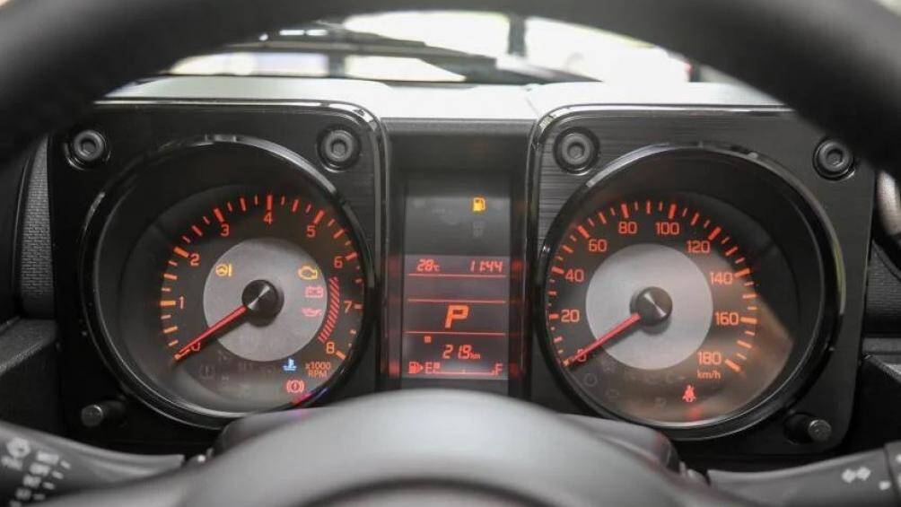 Màn hình đa thông tin trong bảng đồng hồ, ghế bọc nỉ màu đen. Đằng sau hàng ghế thứ 2 là khoang hành lý có thể tích từ 85 - 377 lít