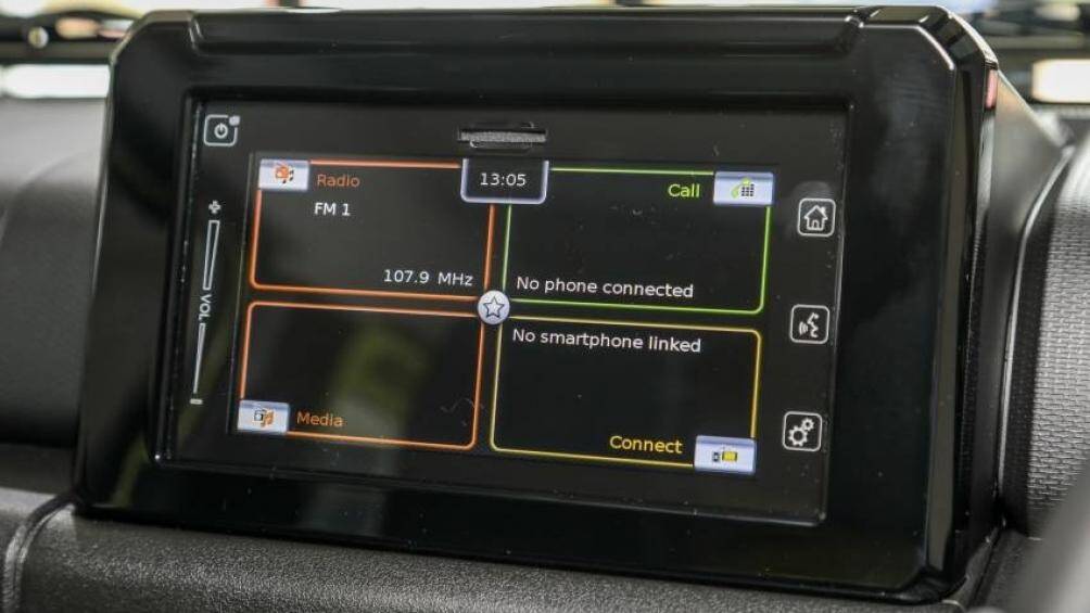 Thêm vào đó là màn hình giải trí cảm ứng 7 inch, hỗ trợ Apple CarPlay/Android Auto, hệ thống định vị, cổng USB, 2 loa