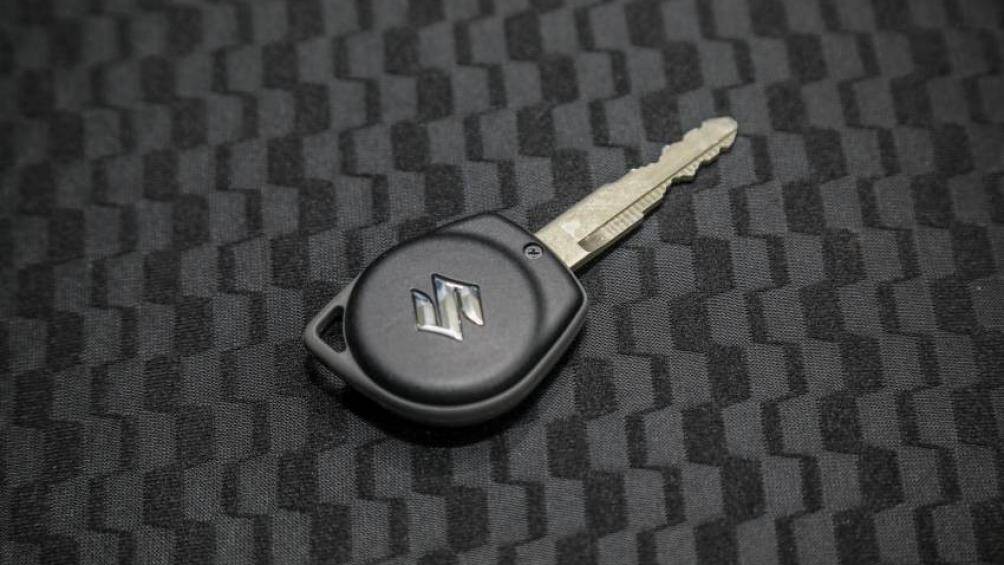 Có giá khá cao nhưng mẫu SUV này không có ghế chỉnh điện, phanh đỗ xe điện tử, camera lùi hay cảm biến đỗ xe. Thậm chí, xe còn dùng khóa chìa để mở