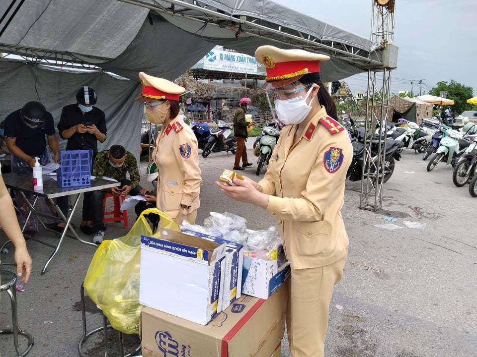 Thiếu tá Nguyễn Tuấn Cường, Đội phó Đội CSGT số 8 (Phòng CSGT Công an TP Hà Nội) - đơn vị phụ trách Chốt số 1 cho biết, tất cả người dân từ các tỉnh vùng dịch phía Nam qua đây đều được bố trí nghỉ ngơi, test nhanh Covid-19, sau đó, lực lượng CSGT dùng xe ô tô và mô tô đặc chủng dẫn đoàn, giám sát để đoàn đi theo đúng các tuyến đường, lộ trình về quê, không dừng lại trong địa phận TP Hà Nội để đảm bảo phòng chống dịch bệnh.